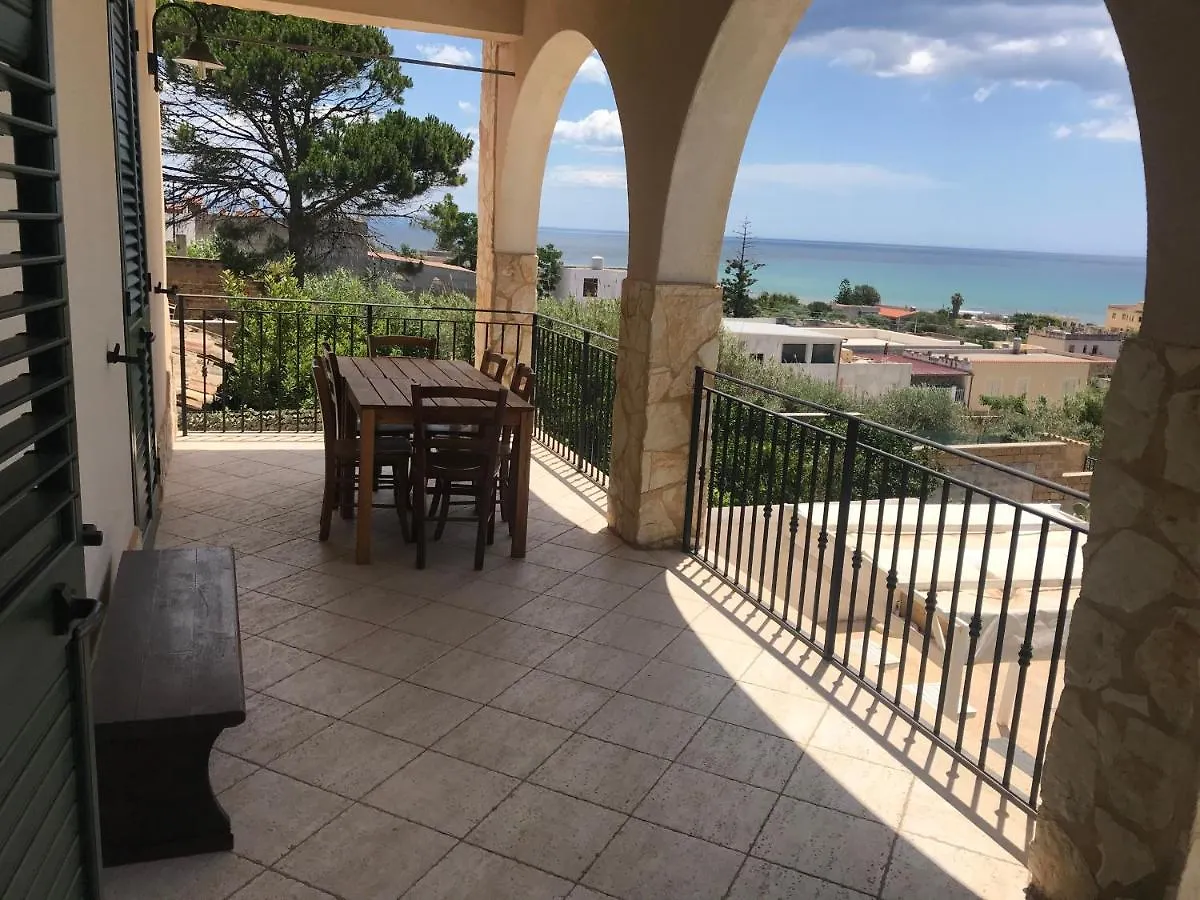 Villa Ceni: Seaside Apartments with Pool and Garden Marinella di Selinunte