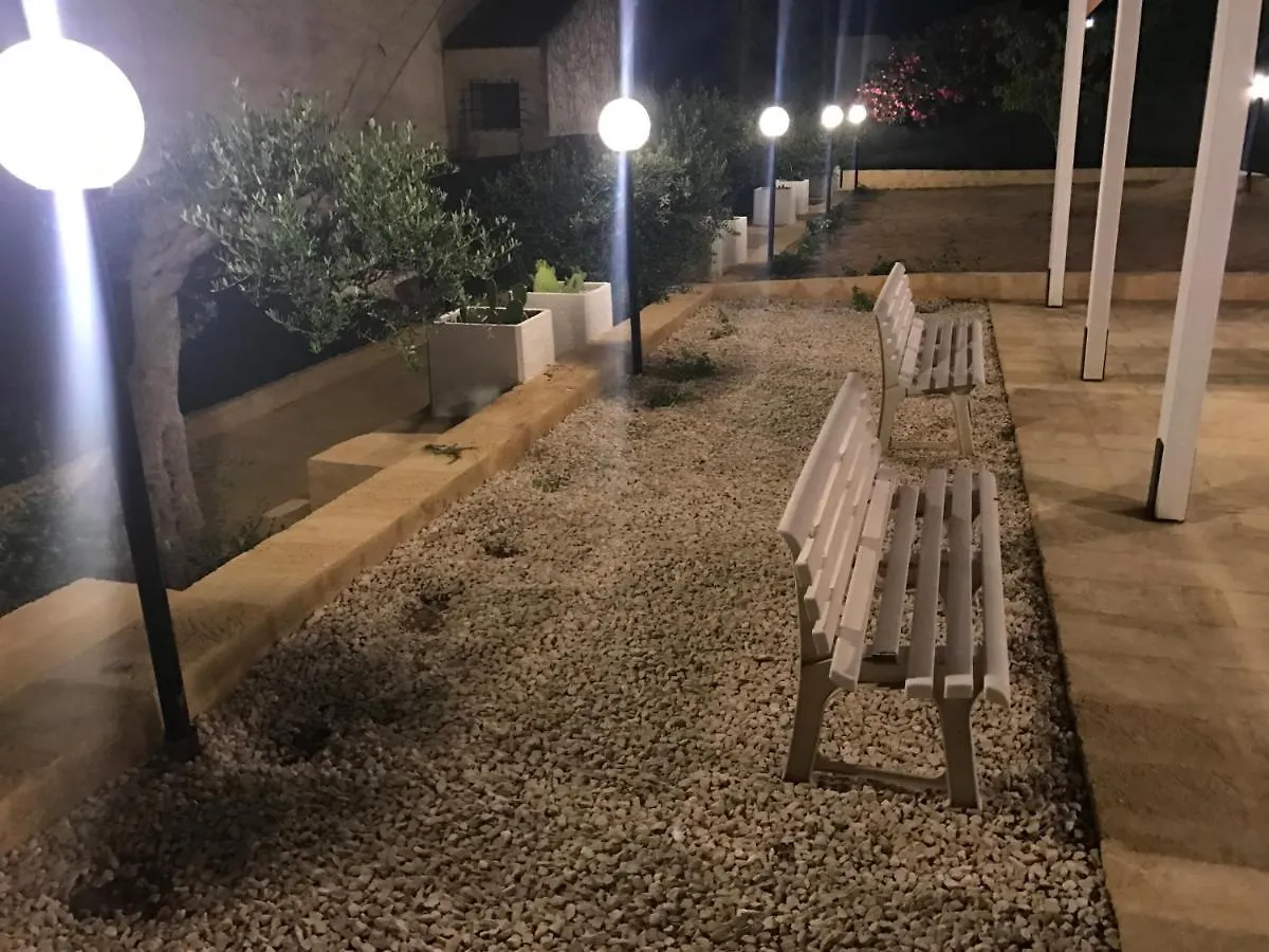 Villa Ceni appartamenti con 2 camere più servizi in villa con piscina Marinella di Selinunte Hébergement de vacances