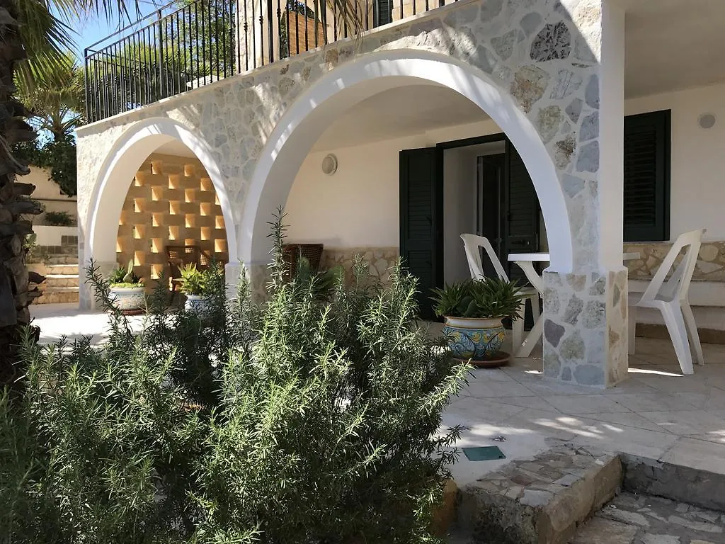 Villa Ceni: Seaside Apartments with Pool and Garden Marinella di Selinunte